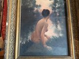 une image représentant un tableau d'une femme nue dans un cadre doré
