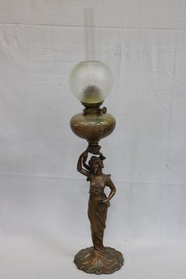 lampe en laiton plaqué représentant une femme tenant une boule de verre