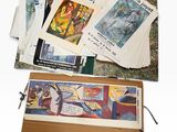 beaucoup de livres et de papiers par terre