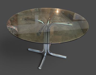 une table en verre avec une base en métal et un plateau en verre