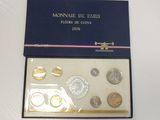 une boîte de pièces de monnaie posée sur une table