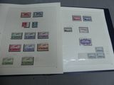 la photo d'un livre avec des timbres