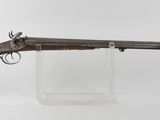 un vieux pistolet avec un canon en bois et un étui transparent
