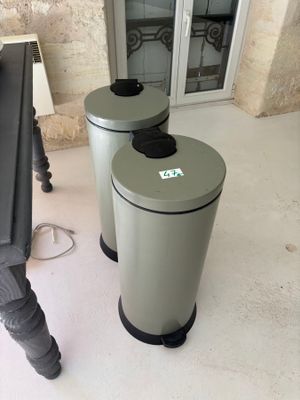 deux poubelles posées par terre l'une à côté de l'autre