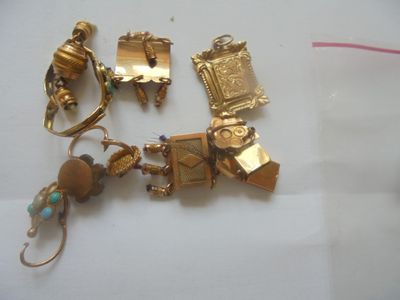 une photo montrant des bijoux en or posés sur une table blanche