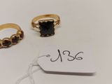 deux bagues en or et une bague sertie d'une pierre noire