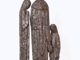 statue représentant un homme et une femme avec un enfant, posée sur un socle