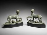 paire de figurines en bronze représentant un chat et un chien