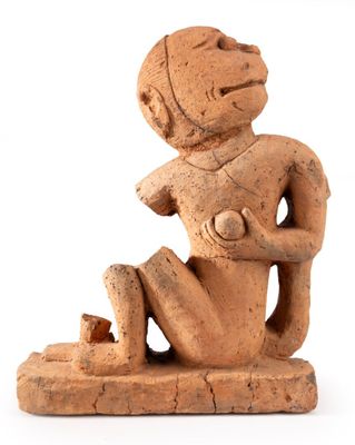 SINGE en terre cuite sur son socle rectangulaire, la tête to…