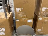 des cartons et des chaises empilés les uns sur les autres dans une pièce