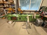 une machine qui se trouve dans une pièce avec de nombreux outils