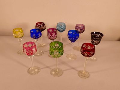 un grand nombre de verres à vin posés sur une table