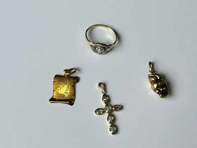 trois bijoux en or et en argent, à savoir une croix, une bague et un pendentif