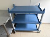 un chariot bleu posé par terre