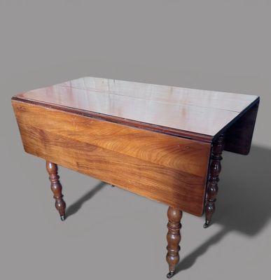 une image d'une petite table en bois avec un plateau en verre