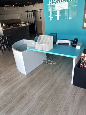 un bureau sur lequel se trouve un téléphone, dans une pièce