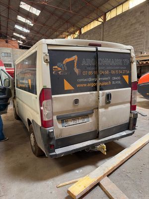 une camionnette garée à l'intérieur d'un bâtiment