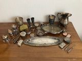 une table en bois sur laquelle sont posés de nombreux objets en argent