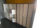 de nombreux casiers dans le couloir d'un immeuble