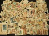 une pile de vieilles cartes postales sur une table