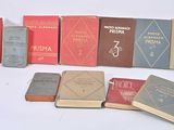 de nombreux livres alignés les uns à côté des autres sur une table