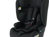 le siège auto pour bébé est noir et il y a un éléphant dessus