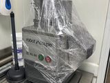 un sac de nourriture posé sur un tapis roulant
