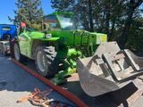 un tracteur vert qui se trouve à l'arrière d'un camion