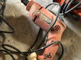 une perceuse et d'autres outils posés par terre dans un garage