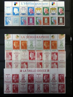 une photo d'une photo montrant des timbres accrochés au mur