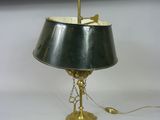 une lampe posée sur une table blanche