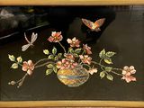 une photo d'un tableau représentant des fleurs et des oiseaux dans un vase