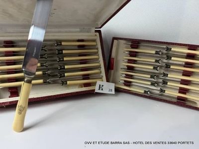 un couteau dans une boîte contenant un paquet d'allumettes
