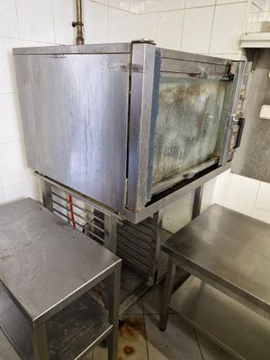 un four posé sur une table dans une cuisine