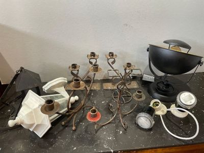 une table sur laquelle se trouvent plusieurs objets différents