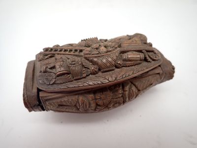une petite boîte en bois ornée de sculptures sur un fond blanc