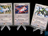 Trois cartes représentant différents types de Pokémon sont affichées sur un fond noir.