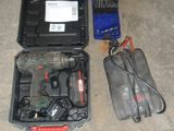 une trousse à outils posée sur le sol