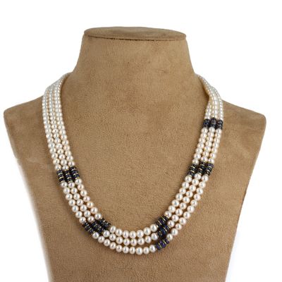 gros plan d'un collier sur un mannequin mannequin
