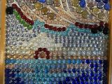 une photo d'une photo d'une photo d'un bateau fait de perles de verre