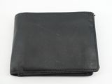 portefeuille en cuir noir sur fond blanc