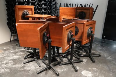 many chairs that are sitting in the middle of a room