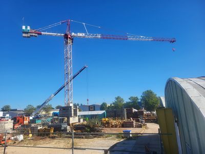 une grue installée au sommet d'un immeuble en construction