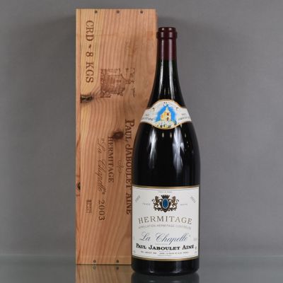 une bouteille de vin posée à côté d'une caisse en bois
