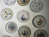 un grand nombre d'assiettes accrochées au mur