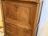 une commode en bois surmontée d'une horloge