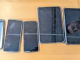 Plusieurs téléphones portables sont alignés sur une table