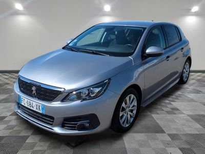 la voiture argentée est garée sur un carrelage à carreaux