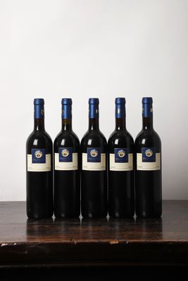 six bouteilles de vin sont alignées sur une table en bois