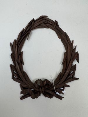 une couronne faite de brindilles posée sur une table blanche
